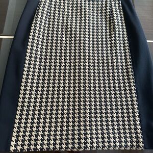Akris Punto size 8, classic houndstooth, black/tan knit skirt.